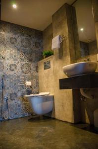 ein Bad mit einem Waschbecken und einem WC in der Unterkunft GRG Olive Branch Darjeeling - Excellent Customer Service in Darjeeling