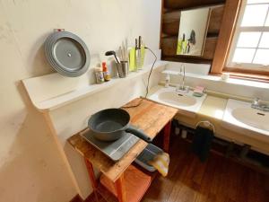 een keuken met een pot op een tafel naast een wastafel bij Mashuko Youth Hostel - Vacation STAY 01026v in Teshikaga