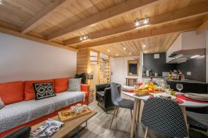 - un salon avec un canapé et une table dans l'établissement Résidence Grand Roc - Ancolies 207 - Happy Rentals, à Chamonix-Mont-Blanc