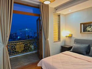 胡志明市的住宿－Secret Elm Hotel，一间卧室设有窗户,享有城市美景
