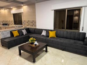 uma sala de estar com um sofá e uma mesa de centro em Alma Private Villa em Gérasa