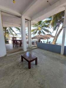 - Mesa de centro en una habitación con vistas al océano en SEASHORE Resort & Villa en Talpe