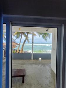 eine Tür zu einem Zimmer mit Meerblick in der Unterkunft SEASHORE Resort & Villa in Talpe
