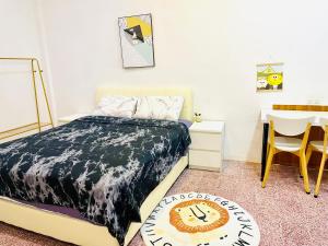 Un pat sau paturi într-o cameră la Convenient Rare house in central city