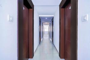 um corredor com portas de madeira e um corredor em FabHotel Serenity em Gachibowli