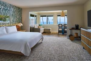 Un pat sau paturi într-o cameră la Royal Lahaina Resort & Bungalows