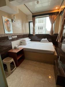 una camera da letto con un letto grande e una finestra di 3D Inn Hong Kong Romance a Hong Kong