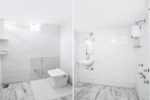 Duas fotografias de uma casa de banho com WC e lavatório. em FabHotel Rest & Peace em Ahmedabad