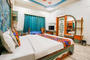 um quarto com uma cama grande num quarto em FabHotel Rest & Peace em Ahmedabad