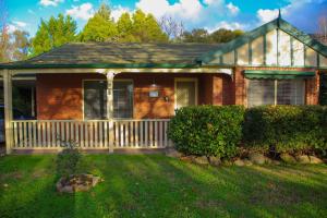una casa con una recinzione bianca nel cortile di Silver Birches Holiday Village - Unit 9 a Bright