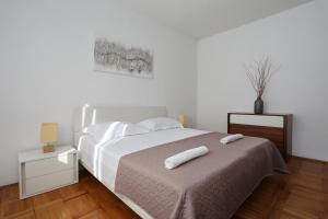 een slaapkamer met een bed met twee witte handdoeken erop bij Holiday home Maslina in Nin