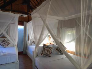 Bintang Tiga Bungalows Gili Air客房内的一张或多张床位
