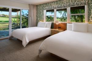 Un pat sau paturi într-o cameră la Royal Lahaina Resort & Bungalows
