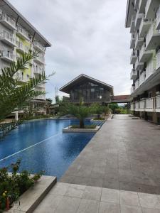 una piscina al centro di un edificio di Jaymorts Home a Pusok
