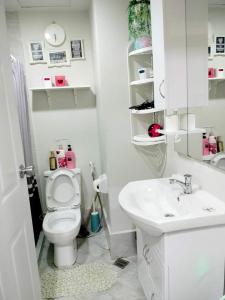 un bagno bianco con un water e un lavandino di Jaymorts Home a Pusok