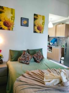 un letto in una camera con due immagini sul muro di Jaymorts Home a Pusok