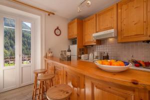 eine Küche mit einer Schale Orangen auf der Theke in der Unterkunft Résidence Bel'Alp 16 - Happy Rentals in Chamonix-Mont-Blanc