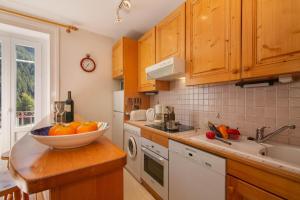 eine Küche mit einer Schale Orangen auf der Theke in der Unterkunft Résidence Bel'Alp 16 - Happy Rentals in Chamonix-Mont-Blanc