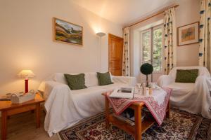 ein Wohnzimmer mit einem Sofa und einem Tisch in der Unterkunft Résidence Bel'Alp 16 - Happy Rentals in Chamonix-Mont-Blanc