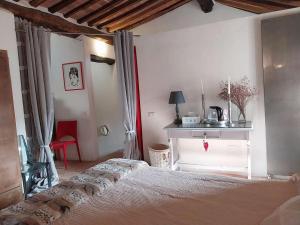 Postel nebo postele na pokoji v ubytování Romantic & Charming appartamento in centro storico Cuore di Toscana