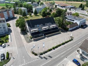uma vista aérea de uma cidade com um edifício em Landgasthof Lowen em Sulgen