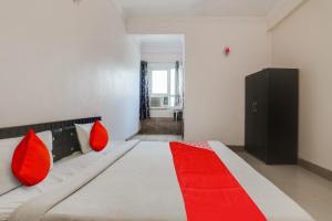 Säng eller sängar i ett rum på OYO Flagship Radhe Radhe Hotels