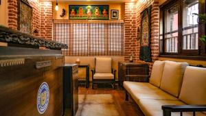 Area soggiorno di Hong Si Hotel- A Home Away from Home