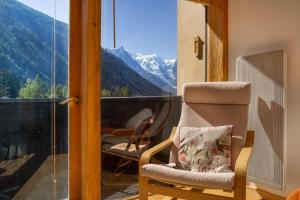 einen Balkon mit einem Stuhl und Bergblick in der Unterkunft Résidence Grand Roc - Campanules 213 - Happy Rentals in Chamonix-Mont-Blanc