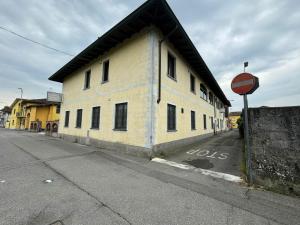 a building on the side of a street with a stop sign at Matis Appartamenti in Camisano
