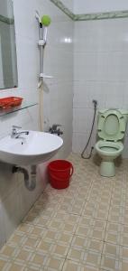 芹苴的住宿－An Bình 66，一间带水槽和卫生间的浴室