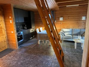cocina y sala de estar con mesa y sofá. en Himos, Areenan alue, en Jämsä