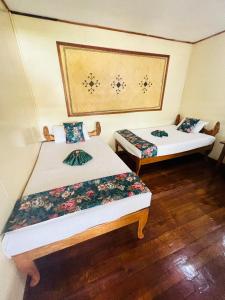 two beds in a small room with at Qua Roviana Accommodation in Munda +11 photos