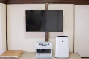 Una televisión o centro de entretenimiento en FUJIクロスゲートハウス