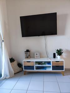 salon z telewizorem z płaskim ekranem na ścianie w obiekcie Meggy w Novalji