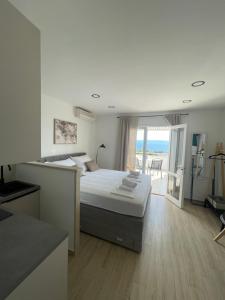a bedroom with a bed and a view of the ocean at Apartmani Tomaš in Tučepi