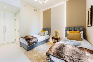 Postel nebo postele na pokoji v ubytování Stayis l 2BR Iconic Burj Khalifa View Partial + 10 fotografií