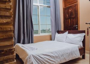 Postel nebo postele na pokoji v ubytování BML Highway Hotel