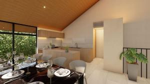- une cuisine et une salle à manger avec une table et des chaises dans l'établissement Hakuba Amber Resort by Jade Group, à Hakuba