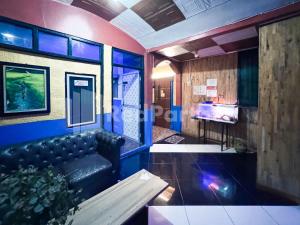 Телевизор и/или развлекательный центр в Central Guest House 2 & Bar RedPartner