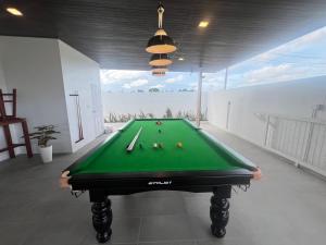 Biliár nebo kulečník v ubytování M2H Poolvilla Cha-am