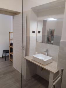un baño con lavabo y espejo en Mirò vacanze Vieste, en Vieste
