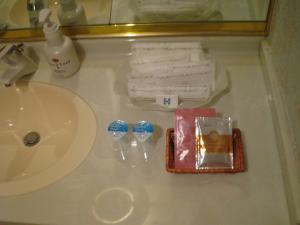 blat w łazience z umywalką i tacą szczotek do zębów w obiekcie Meguro Emperor (Adult Only) w Tokio