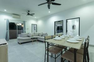 Χώρος καθιστικού στο Separate Apartment Walking Distance Shops gym food V103