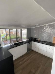 Una cocina o kitchenette en Retreat on Murray - Pool, Playground, Huge Deck!