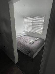 Una cama o camas en una habitación de Retreat on Murray - Pool, Playground, Huge Deck!