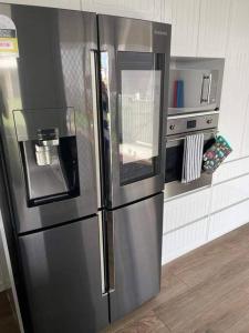 Una cocina o kitchenette en Retreat on Murray - Pool, Playground, Huge Deck!