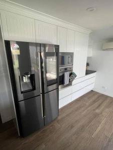 Una cocina o kitchenette en Retreat on Murray - Pool, Playground, Huge Deck!
