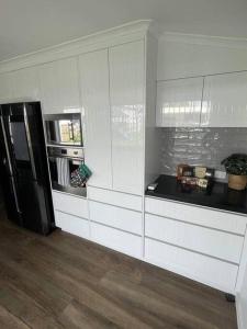 Una cocina o kitchenette en Retreat on Murray - Pool, Playground, Huge Deck!
