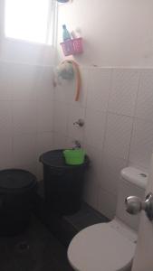 コタキナバルにあるKiena Homestay Uuc 2bilikのバスルーム(トイレ、緑のボウル付)