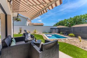 パランティ・アン・ボルヌにあるVilla Mayanaの裏庭(スイミングプール、パーゴラ付)